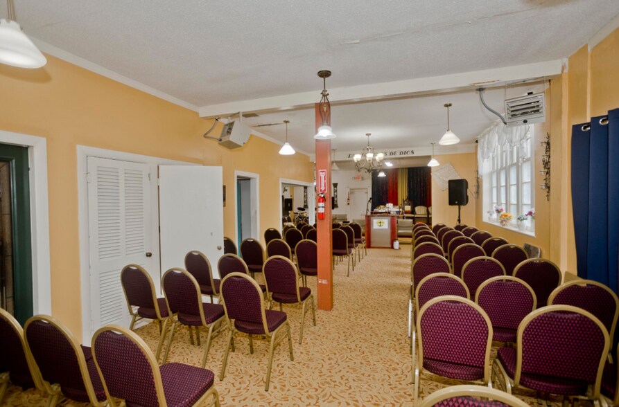 193 Elm St, Holyoke, MA à vendre - Photo intérieure - Image 2 de 5