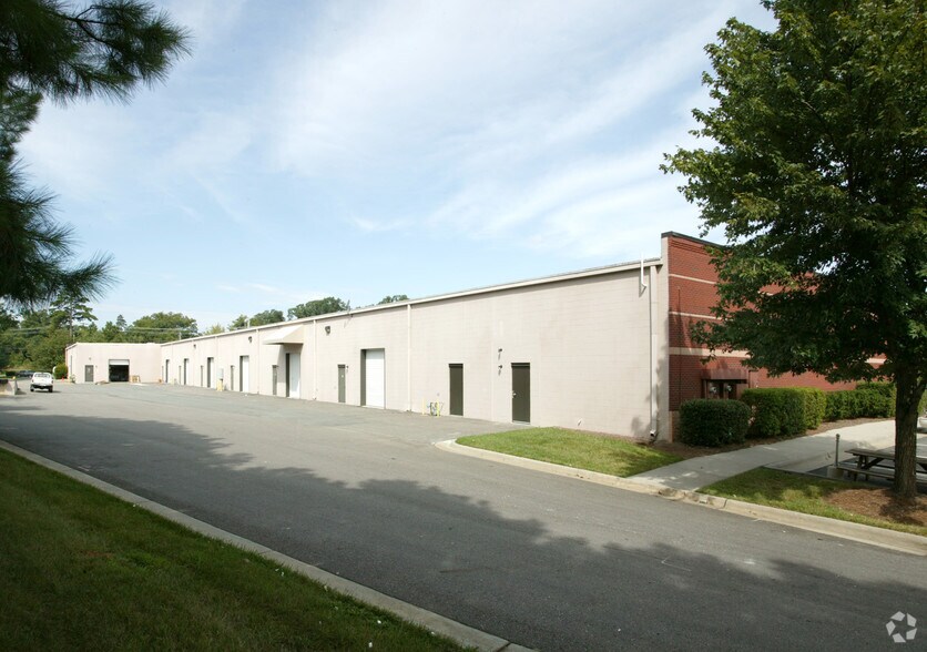 3900 Westpoint Blvd, Winston-Salem, NC à louer - Photo du bâtiment - Image 3 de 3