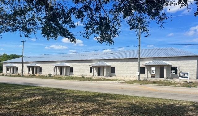 990 Anvil cir, LaBelle, FL for lease - Construction Photo - Image 2 of 4