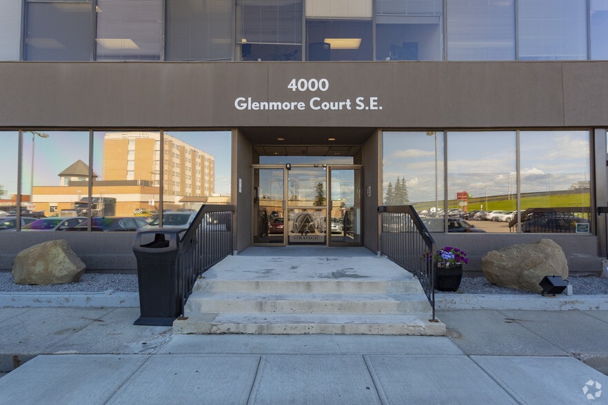 4000 Glenmore Crt SE, Calgary, AB for lease - Building Photo - Image 2 of 9