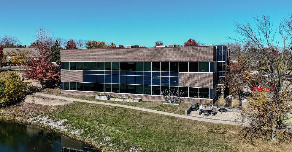 12119 Stratford Dr, Clive, IA à louer - Photo du bâtiment - Image 3 de 6