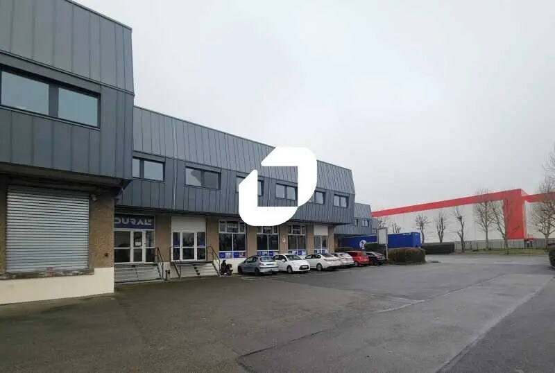 Industriel dans Villejust à louer - Photo du bâtiment - Image 2 de 9