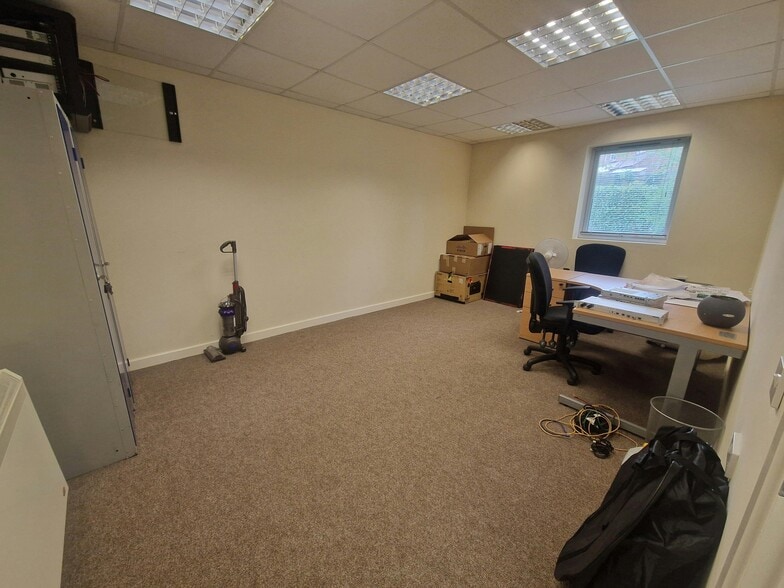 Mayles Ln, Fareham for lease - Interior Photo - Image 3 of 5