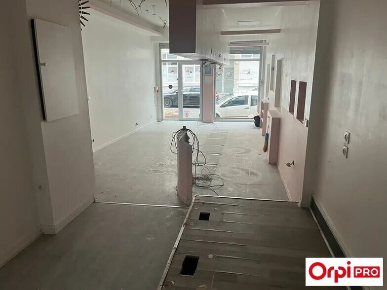 Retail in Villeurbanne for lease - Interior Photo - Image 2 of 4