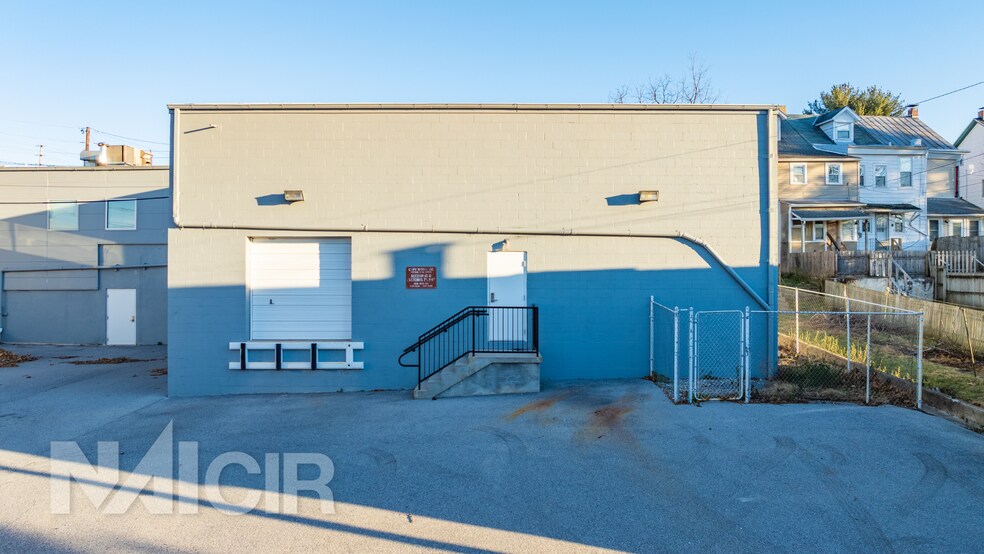 400 W Lancaster Ave, Shillington, PA à louer - Photo du bâtiment - Image 2 de 9