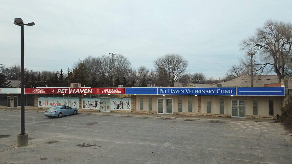 NNN Multi-tenant Commercial - Extra Land portefeuille de 2 propriétés à vendre sur LoopNet.ca - Photo du bâtiment - Image 2 de 23