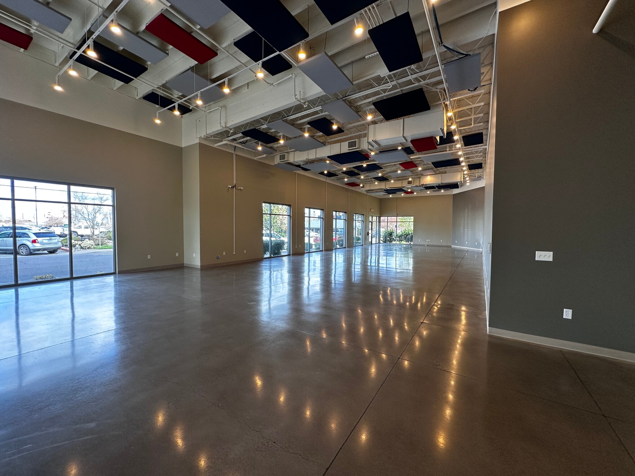 2825 Commercial St SE, Salem, OR for lease Interior Photo- Image 1 of 6