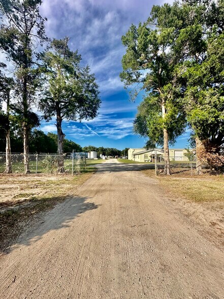 465 E Collins St, Umatilla, FL à louer - Photo du bâtiment - Image 3 de 19