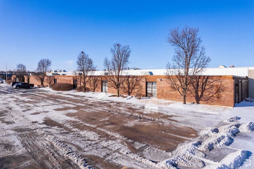 9009 N 51st St, Brown Deer, WI à vendre - Photo du bâtiment - Image 2 de 15