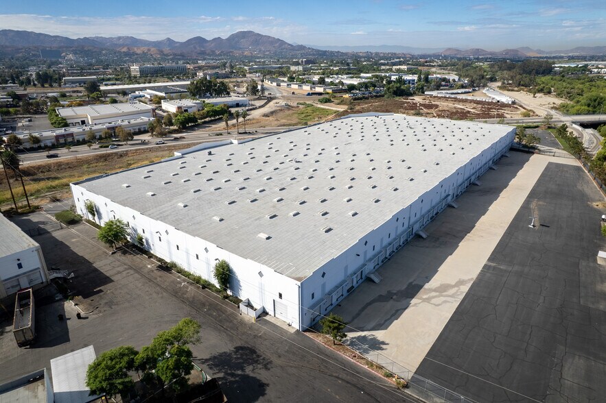 1050 E Orange Show Rd, San Bernardino, CA à louer - Photo du bâtiment - Image 3 de 11