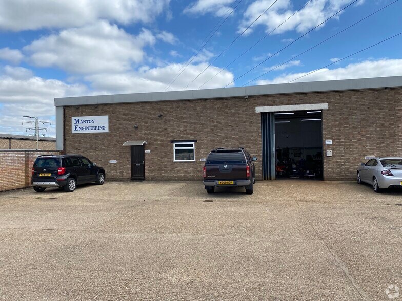 Units 4 & 5 Murdock Rd, Bedford à louer - Photo du bâtiment - Image 1 de 2