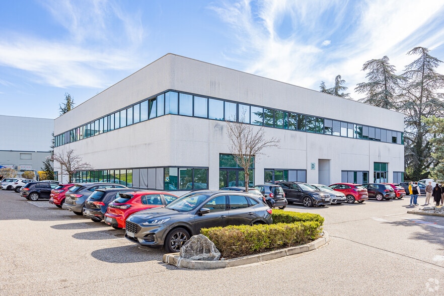 10 Rue Des Rosiéristes, Champagne-au-Mont-d'Or for lease - Building Photo - Image 1 of 15