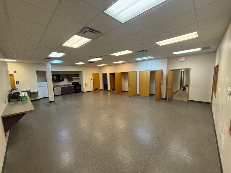 9219-9255 E River Rd NW, Coon Rapids, MN à louer - Photo intérieure - Image 3 de 13