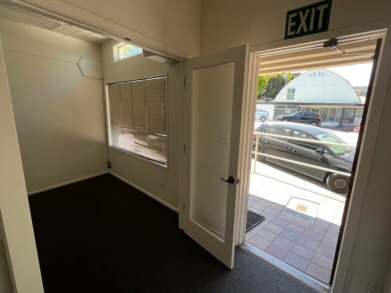 31 Soledad Dr, Monterey, CA à louer - Photo du bâtiment - Image 3 de 13
