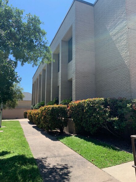 401 E Washington Ave, Navasota, TX à vendre - Photo du bâtiment - Image 3 de 8