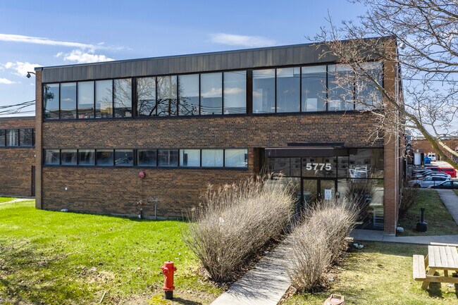 Plus de détails pour 5775 Rue Ferrier, Mont-Royal, QC - Industriel à louer