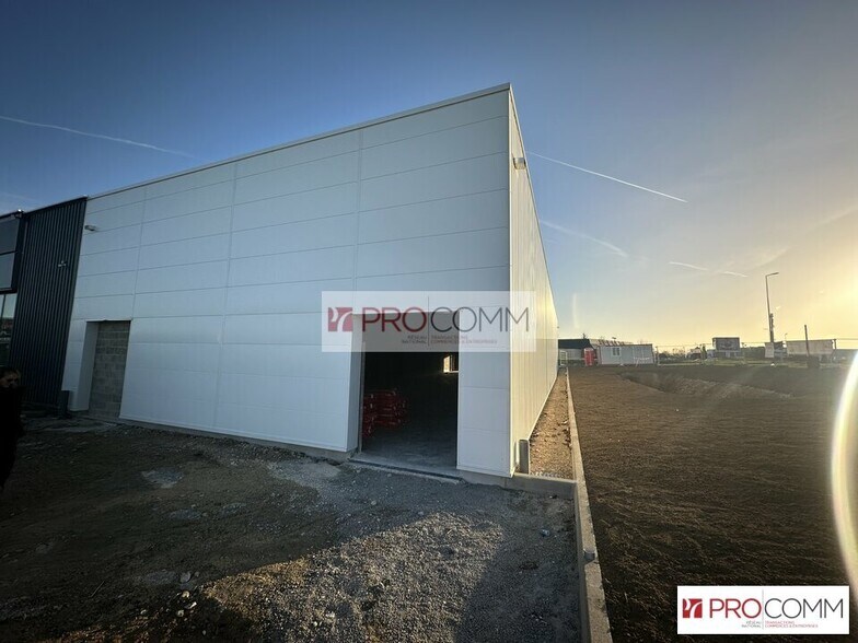 Retail in Dreux for lease - Building Photo - Image 2 of 4