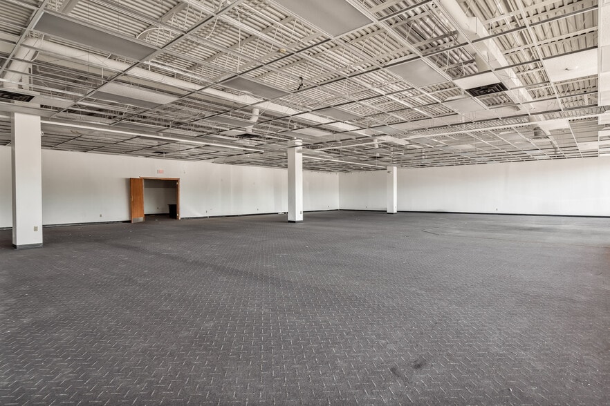 3702-3748 N Main St, Rockford, IL for lease - Building Photo - Image 3 of 23