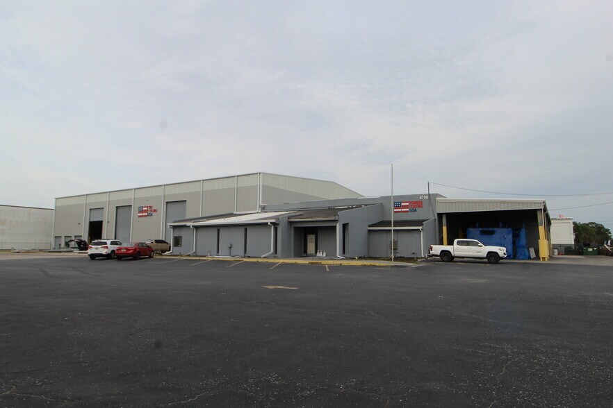 4700 Middle Ave, Sarasota, FL for lease - Building Photo - Image 1 of 12