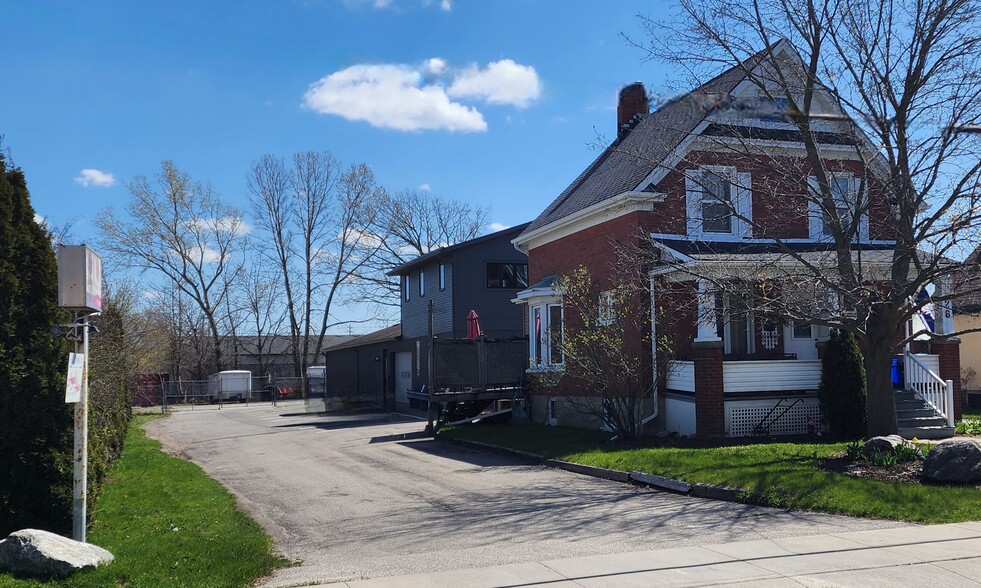 28 Bloomingdale Rd N, Kitchener, ON à louer - Photo du bâtiment - Image 2 de 3