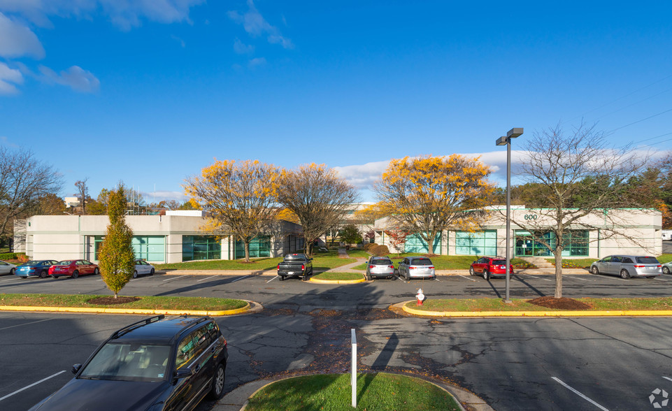 560-600 Herndon Pky, Herndon, VA à louer - Photo du bâtiment - Image 1 de 14