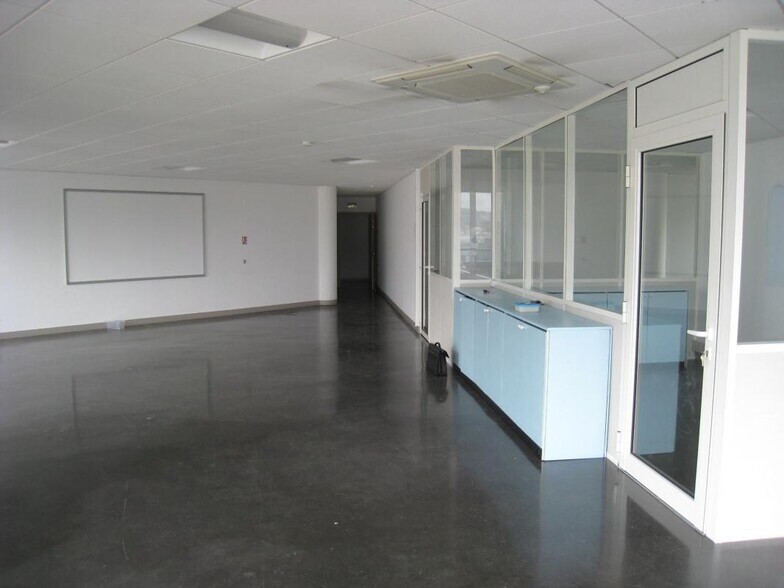 Office in Aubagne for lease - Interior Photo - Image 1 of 5