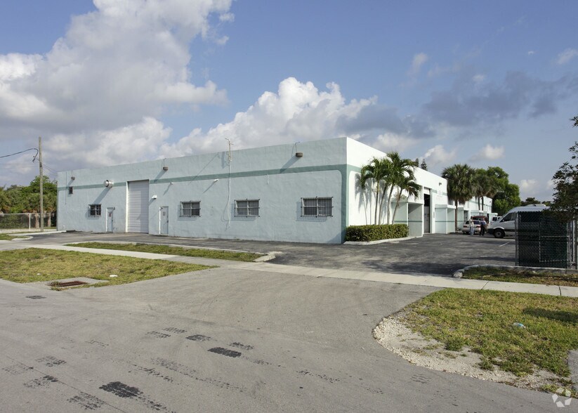14220-14270 NE 18th Ave, North Miami, FL à louer - Photo du bâtiment - Image 2 de 4