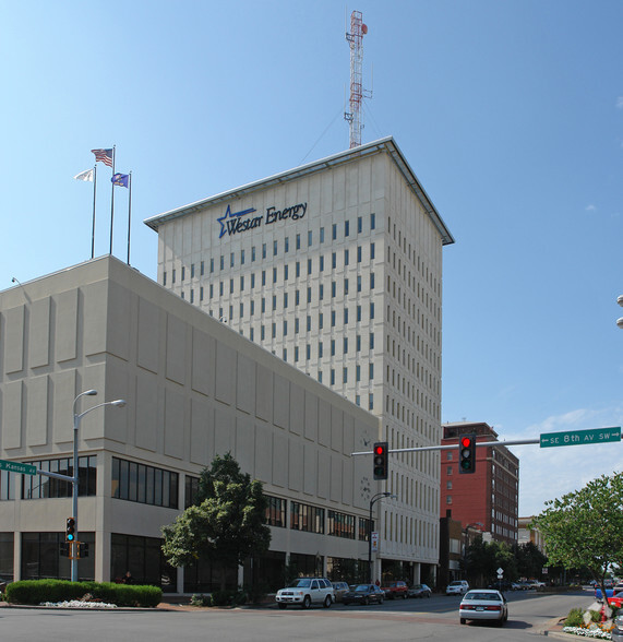 818 S Kansas Ave, Topeka, KS for lease - Primary Photo - Image 1 of 3