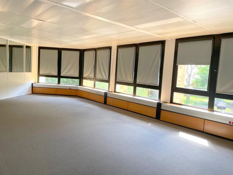 Office in Le Pecq for lease - Interior Photo - Image 2 of 9