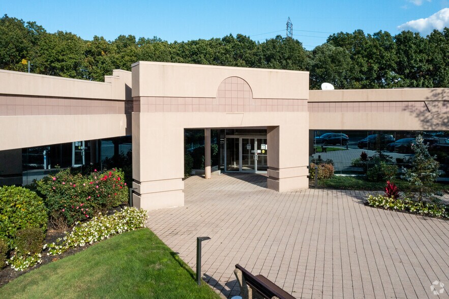 8 Technology Dr, East Setauket, NY à vendre - Photo du bâtiment - Image 3 de 13