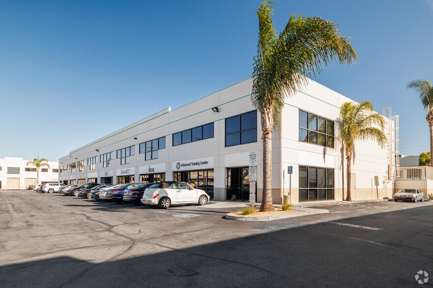 440 S Hindry Ave, Inglewood, CA for lease - Primary Photo - Image 1 of 16