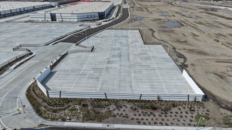 14450 Jimmie Johnson Dr, Fontana, CA à louer - Photo du bâtiment - Image 2 de 3