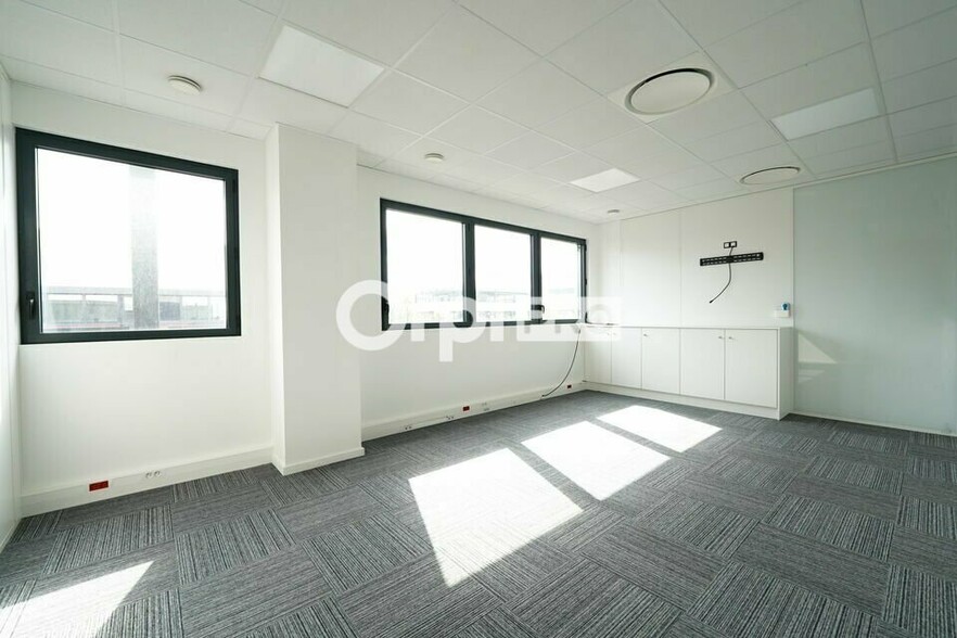 27 Chemin Des Peupliers, Dardilly for lease - Building Photo - Image 3 of 10
