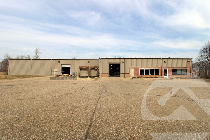 12238 N Fenton Rd, Fenton, MI à louer - Photo du bâtiment - Image 1 de 4