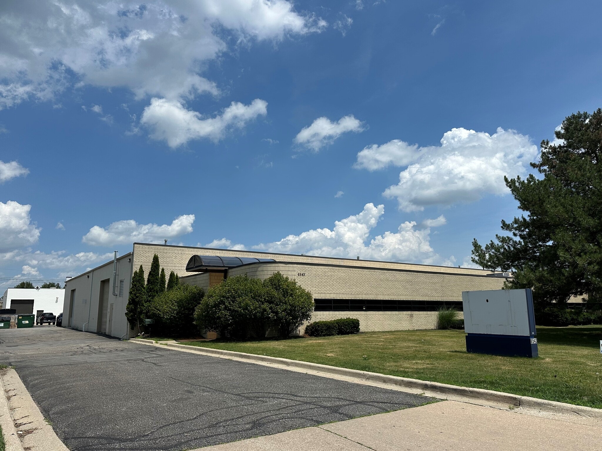 6543-6575 Arrow Dr, Sterling Heights, MI à louer Photo du bâtiment- Image 1 de 3