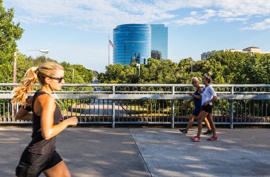 3500 Maple Ave, Dallas, TX à louer - Photo du bâtiment - Image 2 de 41