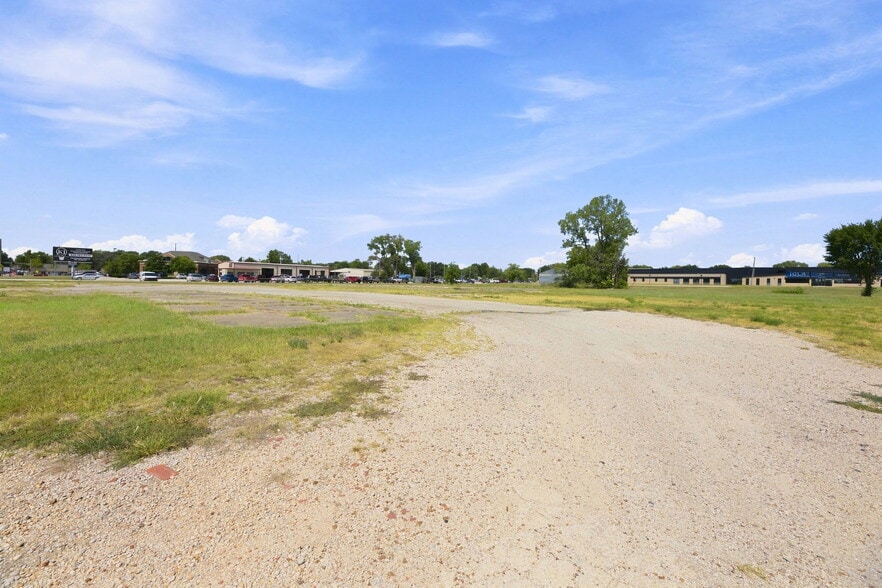 1406 East St, Iola, KS for sale - Building Photo - Image 3 of 19
