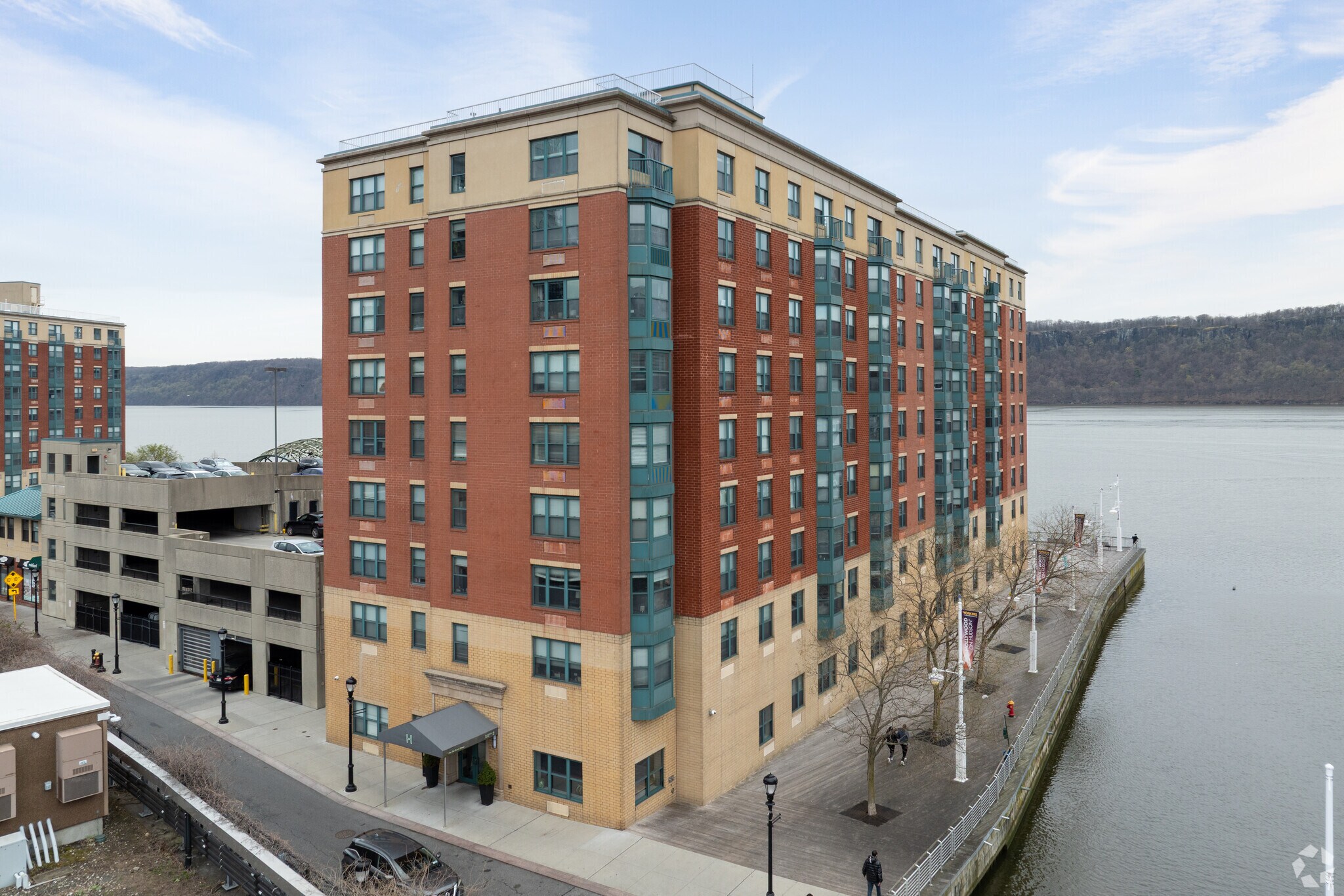 1 Van Der Donck St, Yonkers, NY à louer Photo du bâtiment- Image 1 de 8