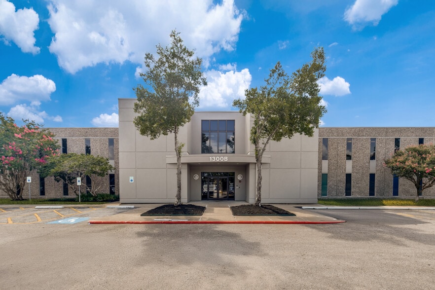 1300 Bay Area Blvd, Houston, TX for lease - Building Photo - Image 1 of 8