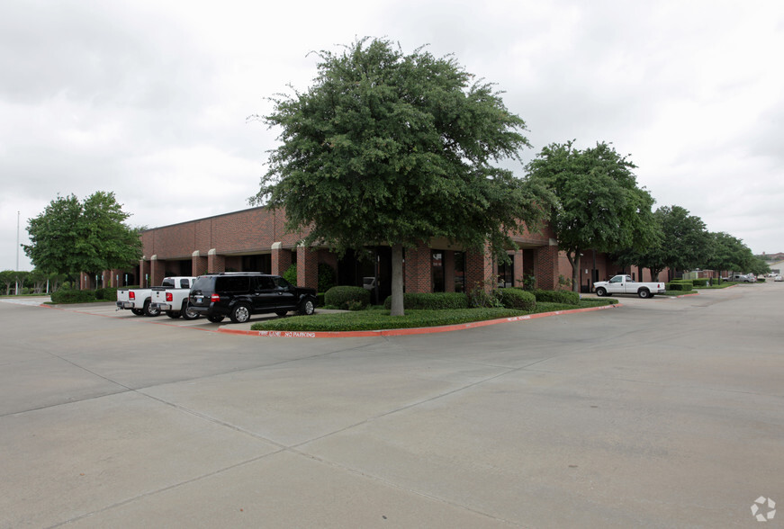 2532-2542 Highlander Way, Carrollton, TX for lease - Building Photo - Image 2 of 3