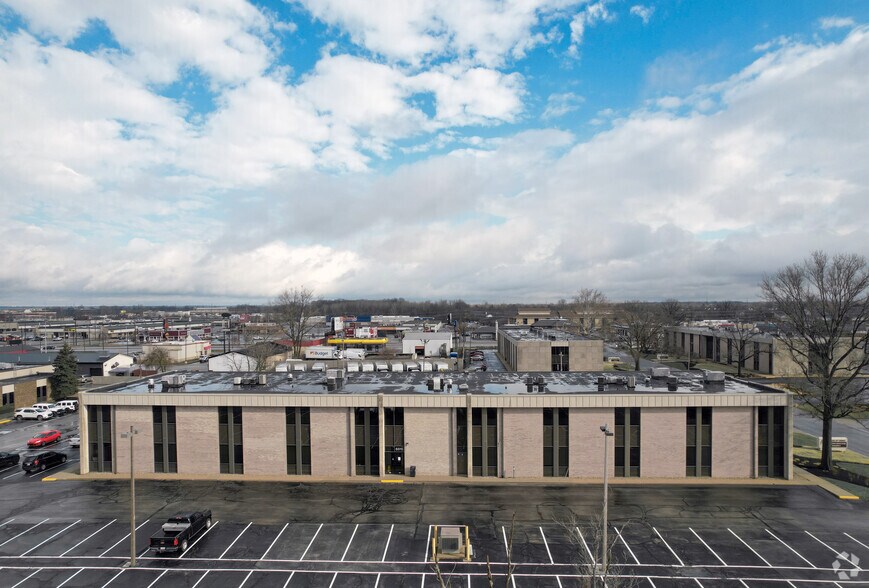 6515 E 82nd St, Indianapolis, IN à louer - Photo du bâtiment - Image 2 de 7