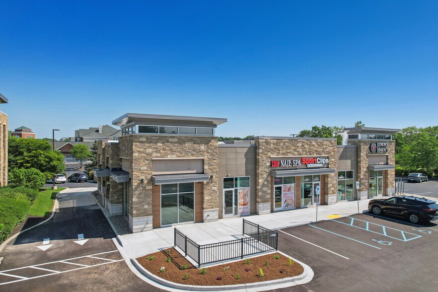 15500 W Greenfield Ave, Brookfield, WI à louer - Photo du bâtiment - Image 2 de 14