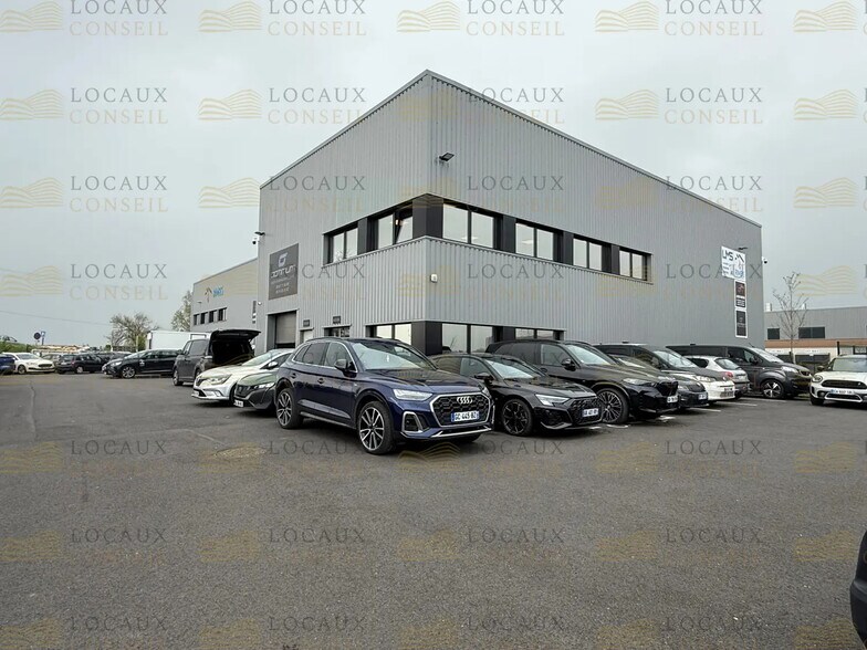 Flex in Viarmes for lease - Building Photo - Image 1 of 8