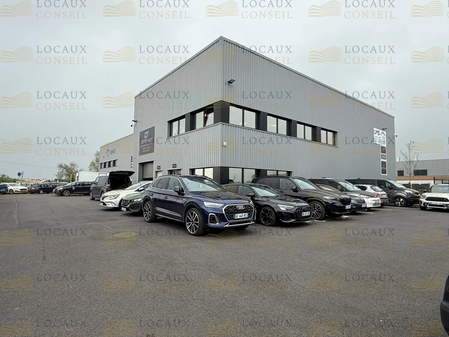 Flex in Viarmes for lease Building Photo- Image 1 of 9