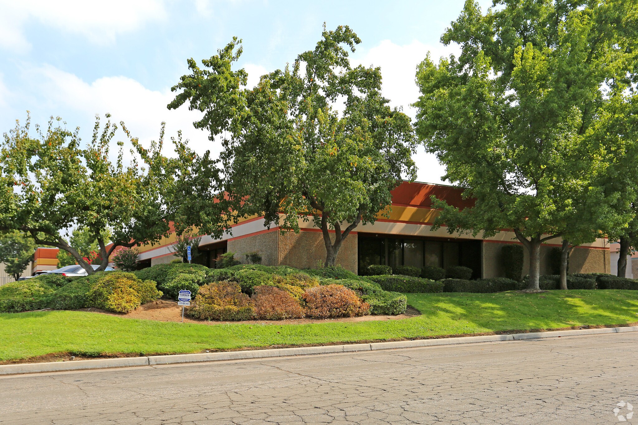 4704 W Jennifer Ave, Fresno, CA for lease Primary Photo- Image 1 of 4