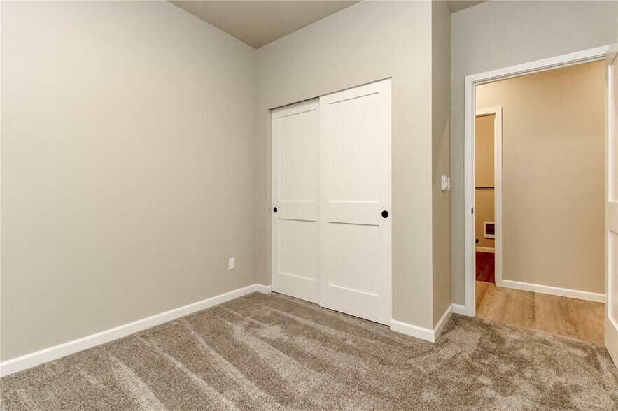 North Tacoma 4-plexes portefeuille de 3 propriétés à vendre sur LoopNet.ca - Photo du bâtiment - Image 3 de 11