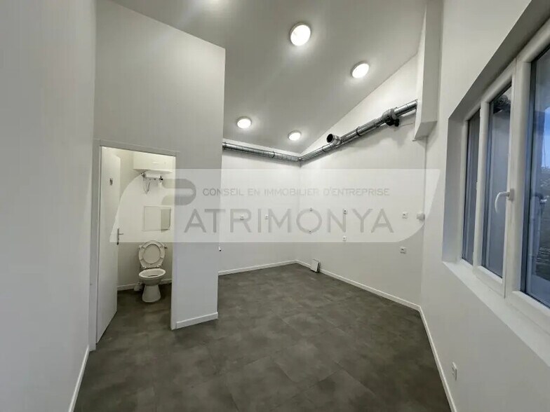 Office in Marseille for lease - Interior Photo - Image 3 of 3