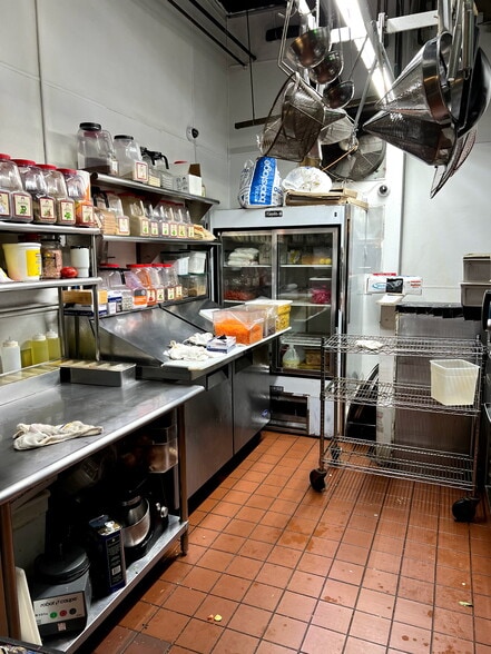 349 Bedford Ave, Brooklyn, NY for lease - Building Photo - Image 3 of 10