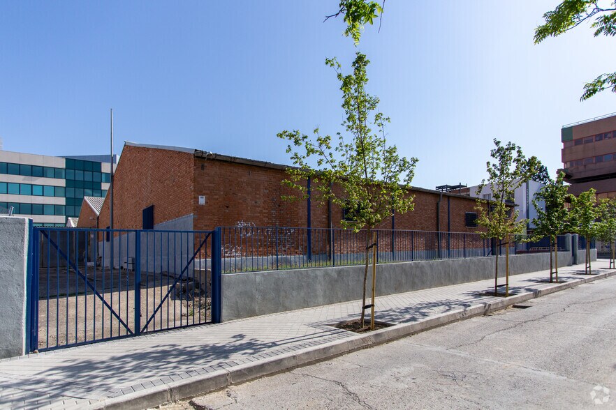 Calle de Fuentenebro, 15D, Madrid, Madrid à louer - Photo du bâtiment - Image 2 de 12