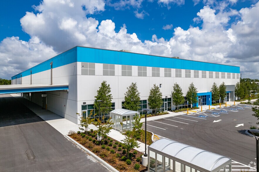 3201 Gateway Centre Pky, Pinellas Park, FL à louer - Photo du bâtiment - Image 2 de 6